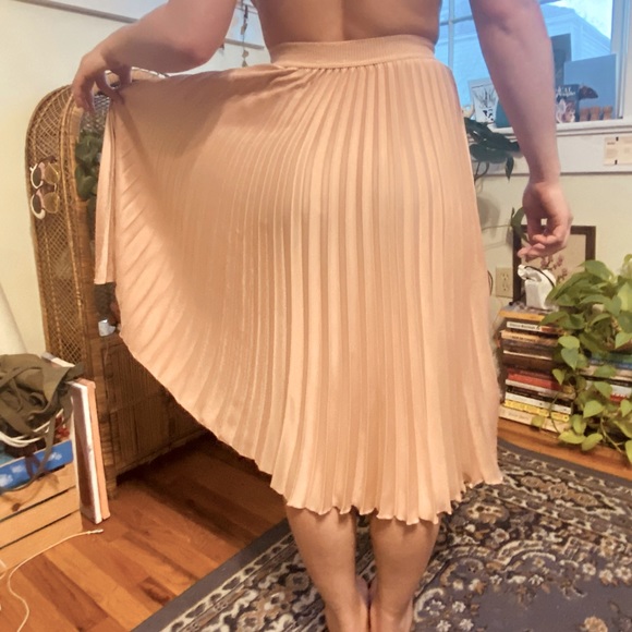 Pink Flowy Pleated Maxi Skirt - Picture 2 of 4